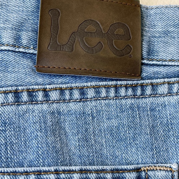 Lee | VTG Inspo Light Wash High Rise Denim Real Straight Relaxed Mom Jeans - Picture 8 of 12